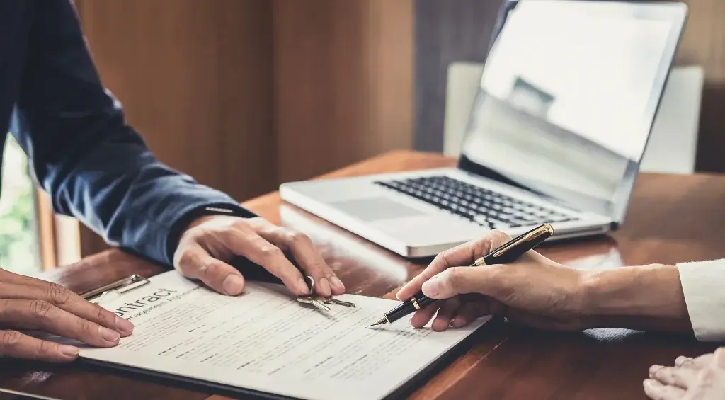 Quais os documentos necessários para comprar imóvel
Documentos para comprar imóvel representam uma das etapas mais importantes no processo de aquisição de um bem. Entender cada papel necessário ajuda a evitar riscos e garante que a negociação aconteça de forma segura e organizada.
Além disso, conhecer os detalhes exigidos por cartórios e órgãos oficiais dá mais confiança para seguir cada fase com tranquilidade.
Ao longo deste conteúdo, você vai descobrir quais verificações iniciais realizar antes de fechar negócio, como identificar possíveis pendências do vendedor e quais certidões solicitar.
Também vai entender quais documentos pessoais e do imóvel se tornam indispensáveis para a formalização da compra. Na sequência, o texto mostra como funcionam o contrato, a escritura e o registro, explicando por que cada um deles tem função decisiva no processo.
Para completar, você encontrará dicas práticas que ajudam a prevenir imprevistos e manter tudo sob controle. Dessa forma, este guia reúne informações essenciais para quem deseja comprar com segurança e clareza.
Análise prévia do imóvel e do vendedor
Antes de iniciar a negociação, o comprador precisa avaliar de forma criteriosa a situação do imóvel e do vendedor. Esse passo reduz riscos e assegura maior tranquilidade durante a compra. Para isso, consulte certidões negativas em órgãos judiciais e verifique se existem ações em andamento que possam comprometer a negociação.
Além disso, analise se o vendedor possui pendências financeiras, como dívidas tributárias ou trabalhistas. Esses pontos podem gerar bloqueios no processo de transferência e causar atrasos inesperados. Portanto, um levantamento completo torna-se indispensável.
Outro aspecto importante envolve a situação física e de mercado do bem. Nesse momento, compreender a depreciação de imóvel ajuda a avaliar o preço pedido em comparação ao estado real da construção.
Esse cuidado evita que o comprador pague acima do valor de mercado. Ao reunir essas informações, o interessado cria uma base sólida para avançar para a próxima etapa.
Essa preparação prévia garante mais segurança na hora de conferir os documentos para comprar imóvel, que serão exigidos posteriormente. Dessa forma, o processo se mantém transparente e organizado desde o início, reduzindo a chance de surpresas desagradáveis e aumentando a confiança em cada decisão tomada.
Quais os documentos necessários para comprar imóvel?
Após verificar a situação do imóvel e do vendedor, chega o momento de reunir os papéis exigidos para formalizar a negociação. Esse passo garante que o processo siga dentro da lei e sem interrupções.
O comprador precisa apresentar documentos pessoais, como RG, CPF e comprovante de residência. Se casado, também deve incluir a certidão de casamento. Essas informações confirmam identidade, estado civil e capacidade legal de firmar contratos.
Do lado do vendedor, torna-se essencial apresentar a matrícula atualizada do imóvel, pois ela demonstra quem possui a propriedade e se há pendências ou restrições. Além disso, certidões negativas comprovam a inexistência de débitos tributários ou ações judiciais que possam impedir a transferência.
Outro item indispensável envolve o comprovante de quitação do IPTU e das taxas de condomínio, quando aplicável. Essas informações asseguram que o imóvel não apresenta dívidas atreladas.
Ao reunir todos esses elementos, comprador e vendedor criam condições seguras para seguir para as etapas seguintes, como contrato, escritura e registro. Portanto, entender de forma clara quais são os documentos para comprar imóvel ajuda a manter o processo transparente, evitar problemas futuros e garantir uma negociação bem estruturada.
Escritura e contrato de compra e venda
Com os papéis reunidos, o próximo passo envolve a formalização da negociação por meio do contrato e da escritura. O contrato de compra e venda estabelece as condições do negócio, como valores, prazos de pagamento e responsabilidades de cada parte. Ele funciona como um acordo que garante clareza e segurança durante todo o processo.
Já a escritura de imóvel oficializa o negócio perante o cartório. Esse documento detalha o que foi definido no contrato e confirma a transferência da propriedade entre vendedor e comprador. Diferente do contrato particular, a escritura possui validade pública e jurídica, conferindo maior força legal à negociação.
Além disso, o cartório exige a apresentação dos documentos para comprar imóvel, tanto do comprador quanto do vendedor, para confirmar a legitimidade da transação. Dessa forma, todos os dados ficam registrados de forma organizada e reconhecida oficialmente.
Portanto, entender a importância do contrato e da escritura evita falhas jurídicas e reduz a chance de disputas no futuro. Cada etapa precisa acontecer de maneira planejada, respeitando as exigências legais. Assim, o comprador avança com confiança para a fase seguinte do processo, que consiste no registro definitivo do imóvel no cartório competente.
Registro em cartório e transferência da propriedade
Depois da assinatura do contrato e da lavratura da escritura, o comprador deve realizar o registro do imóvel no cartório de registro de imóveis. Esse ato garante a transferência oficial da propriedade, tornando o comprador o legítimo dono do bem. Sem o registro, a negociação não se completa, mesmo com contrato e escritura em mãos.
Durante esse procedimento, o cartório solicita novamente os principais papéis. Nesse momento, o comprador apresenta a escritura, comprovantes de pagamento de tributos e taxas cartorárias.
O vendedor, por sua vez, entrega as certidões atualizadas que comprovam a inexistência de pendências. Assim, cada parte cumpre sua obrigação de forma clara e transparente. Além disso, o registro de imóvel assegura que a transação ganhe publicidade, ou seja, qualquer pessoa pode consultar a matrícula e confirmar a nova titularidade.
Esse fator evita disputas futuras e resguarda juridicamente a negociação. Ao finalizar essa etapa, o comprador conclui o processo iniciado na análise prévia, passando pela reunião dos documentos para comprar imóvel e pela formalização em cartório.
Dessa forma, a compra ganha validade definitiva e segurança legal, permitindo ao novo proprietário usufruir do bem com tranquilidade e sem riscos de questionamentos posteriores.
Dicas para evitar problemas durante a compra
Depois da assinatura do contrato e da lavratura da escritura, o comprador deve realizar o registro do imóvel no cartório de registro de imóveis. Esse ato garante a transferência oficial da propriedade, tornando o comprador o legítimo dono do bem. Sem o registro, a negociação não se completa, mesmo com contrato e escritura em mãos.
Durante esse procedimento, o cartório solicita novamente os principais papéis. Nesse momento, o comprador apresenta a escritura, comprovantes de pagamento de tributos e taxas cartorárias.
O vendedor, por sua vez, entrega as certidões atualizadas que comprovam a inexistência de pendências. Assim, cada parte cumpre sua obrigação de forma clara e transparente.
Além disso, o registro de imóvel assegura que a transação ganhe publicidade, ou seja, qualquer pessoa pode consultar a matrícula e confirmar a nova titularidade. Esse fator evita disputas futuras e resguarda juridicamente a negociação.
Ao finalizar essa etapa, o comprador conclui o processo iniciado na análise prévia, passando pela reunião dos documentos para comprar imóvel e pela formalização em cartório. Dessa forma, a compra ganha validade definitiva e segurança legal, permitindo ao novo proprietário usufruir do bem com tranquilidade e sem riscos de questionamentos posteriores.
Caminho seguro para a compra do seu imóvel
Comprar um imóvel exige atenção a cada detalhe, desde a análise prévia até o registro em cartório. Ao compreender os documentos necessários, o comprador evita riscos, garante segurança jurídica e conduz a negociação de forma organizada.
Além disso, ao adotar cuidados adicionais, como manter certidões atualizadas e contar com apoio profissional, a jornada de aquisição torna-se mais tranquila e confiável. Na Imobiliária Balbás, ajudamos você em todas as etapas, oferecendo suporte especializado para transformar esse processo em uma experiência clara e segura.
Se você gostou deste conteúdo, continue acompanhando nosso blog para aprender mais sobre o mercado imobiliário. E caso precise de auxílio em sua negociação, entre em contato com a nossa equipe. Estamos prontos para orientar e oferecer as melhores soluções para suas necessidades.